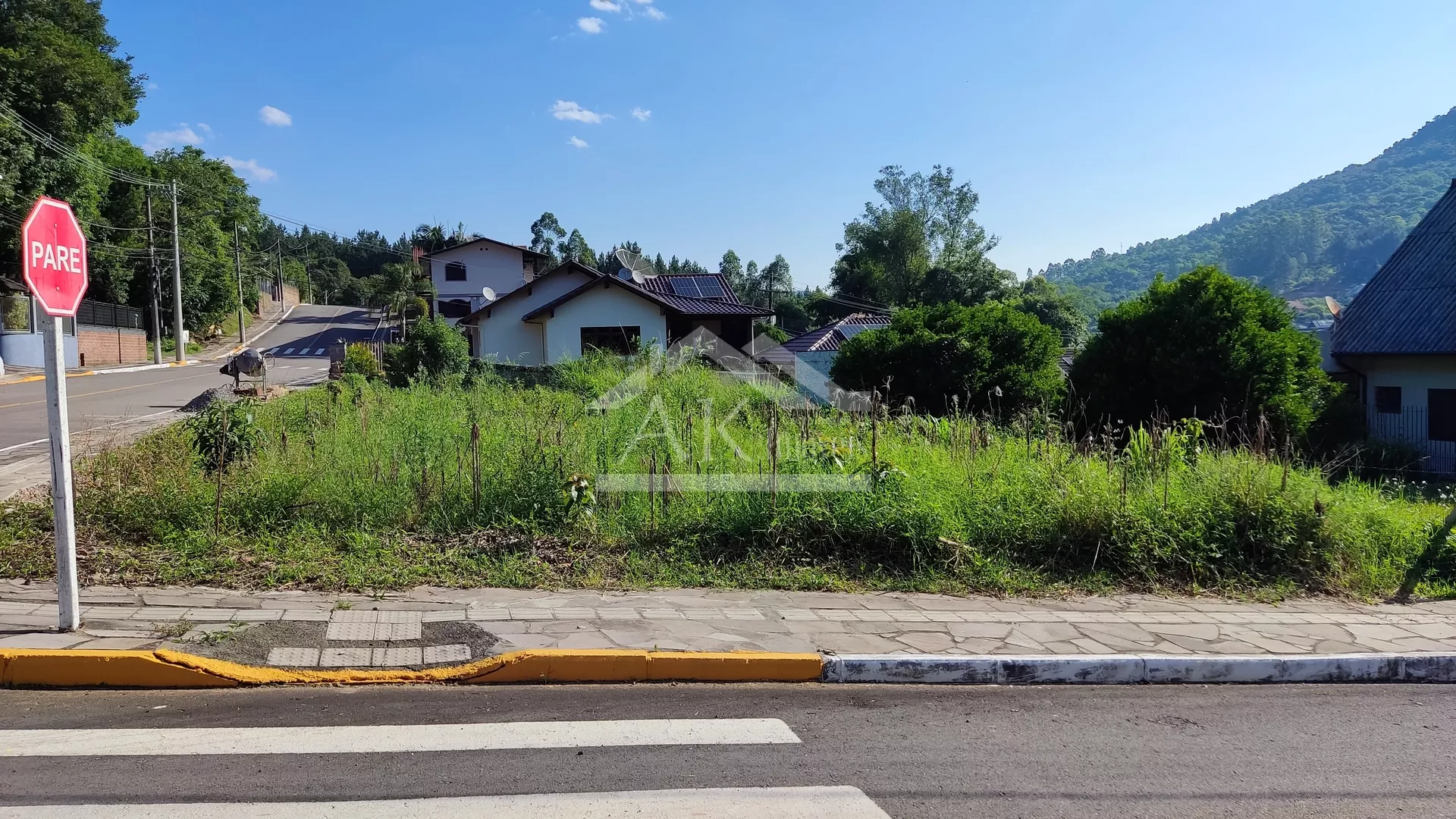 Terreno de esquina à venda no centro de Picada Café, na Serra Gaúcha