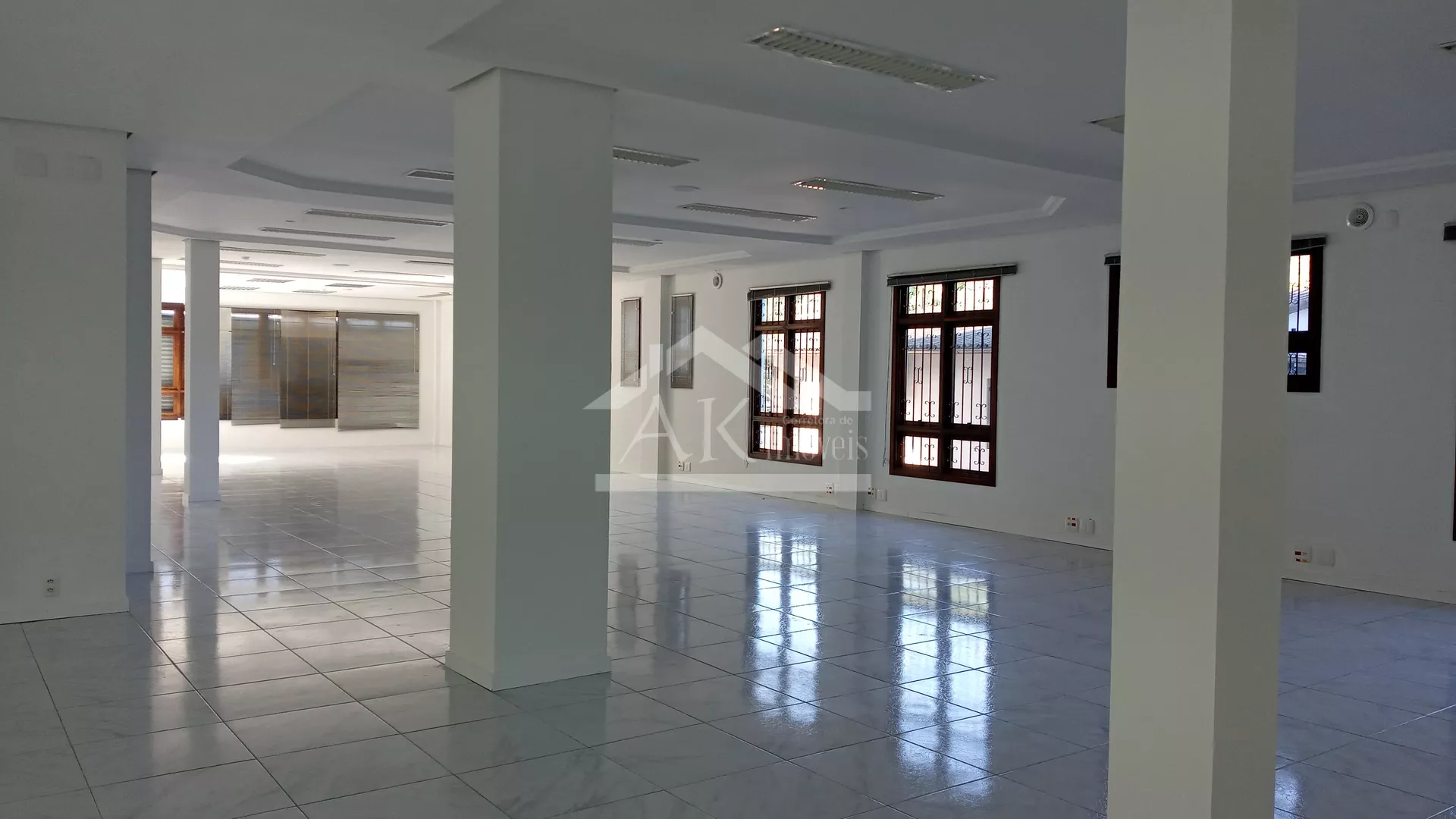 Excelente Sala Comercial, localizada no Centro de Picada Café