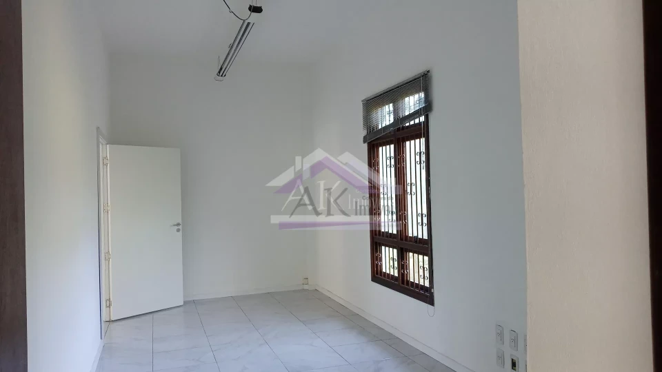 Excelente Sala Comercial, localizada no Centro de Picada Café