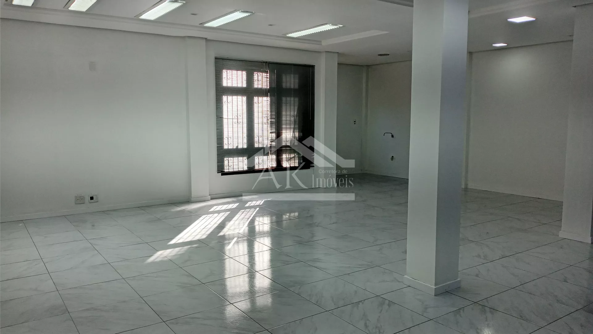 Excelente Sala Comercial, localizada no Centro de Picada Café