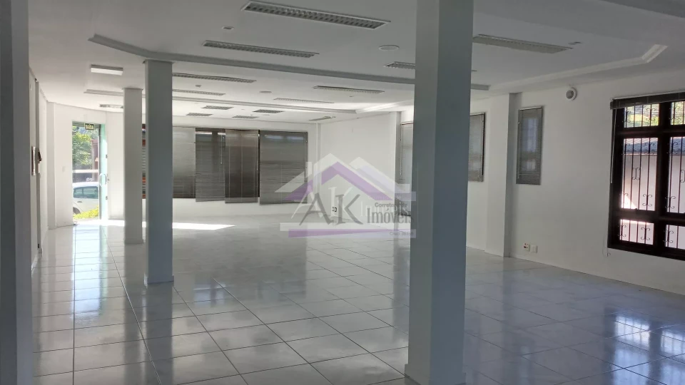Excelente Sala Comercial, localizada no Centro de Picada Café