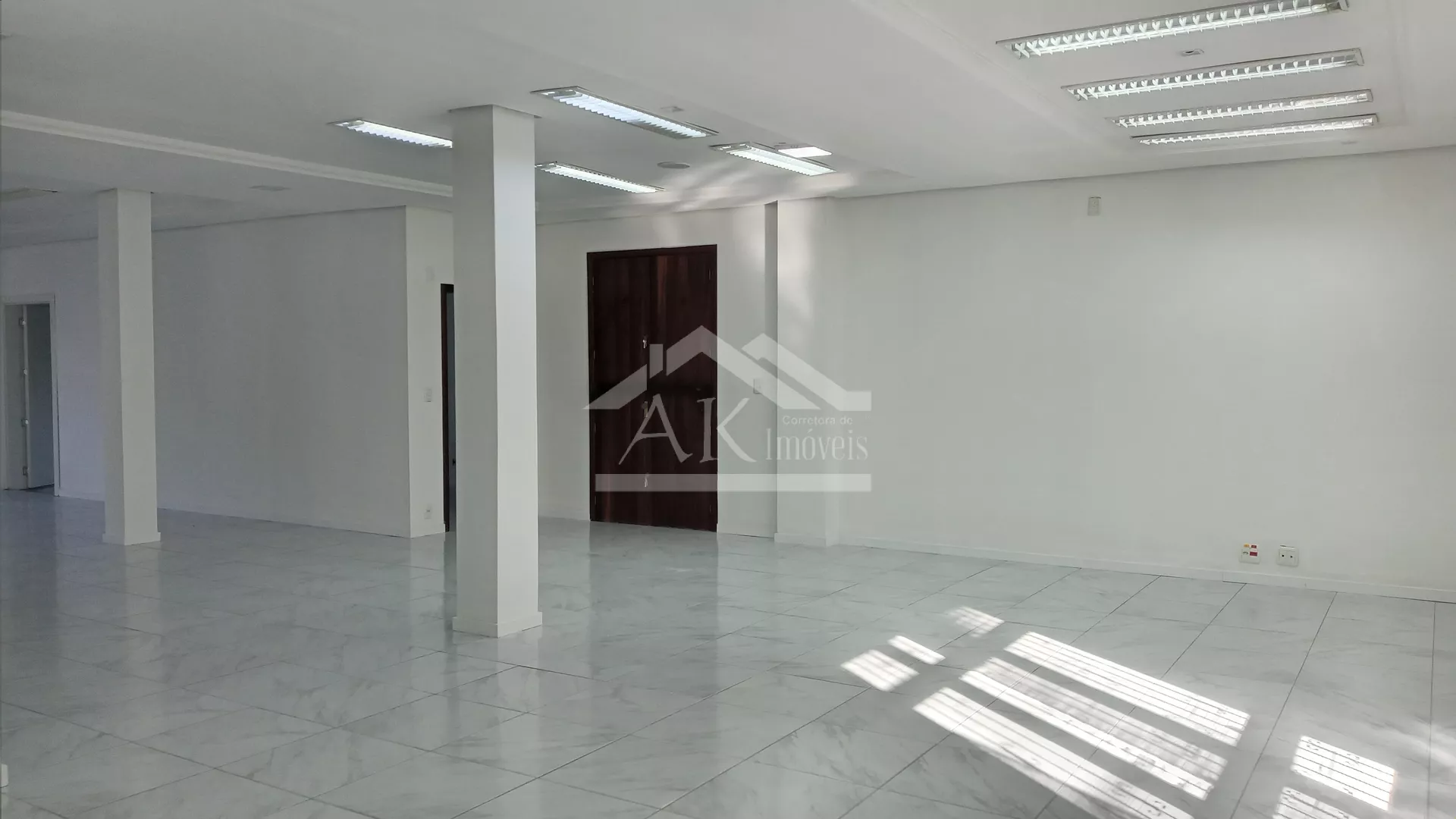 Excelente Sala Comercial, localizada no Centro de Picada Café