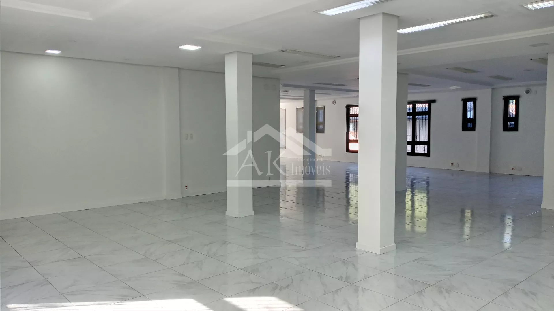 Excelente Sala Comercial, localizada no Centro de Picada Café