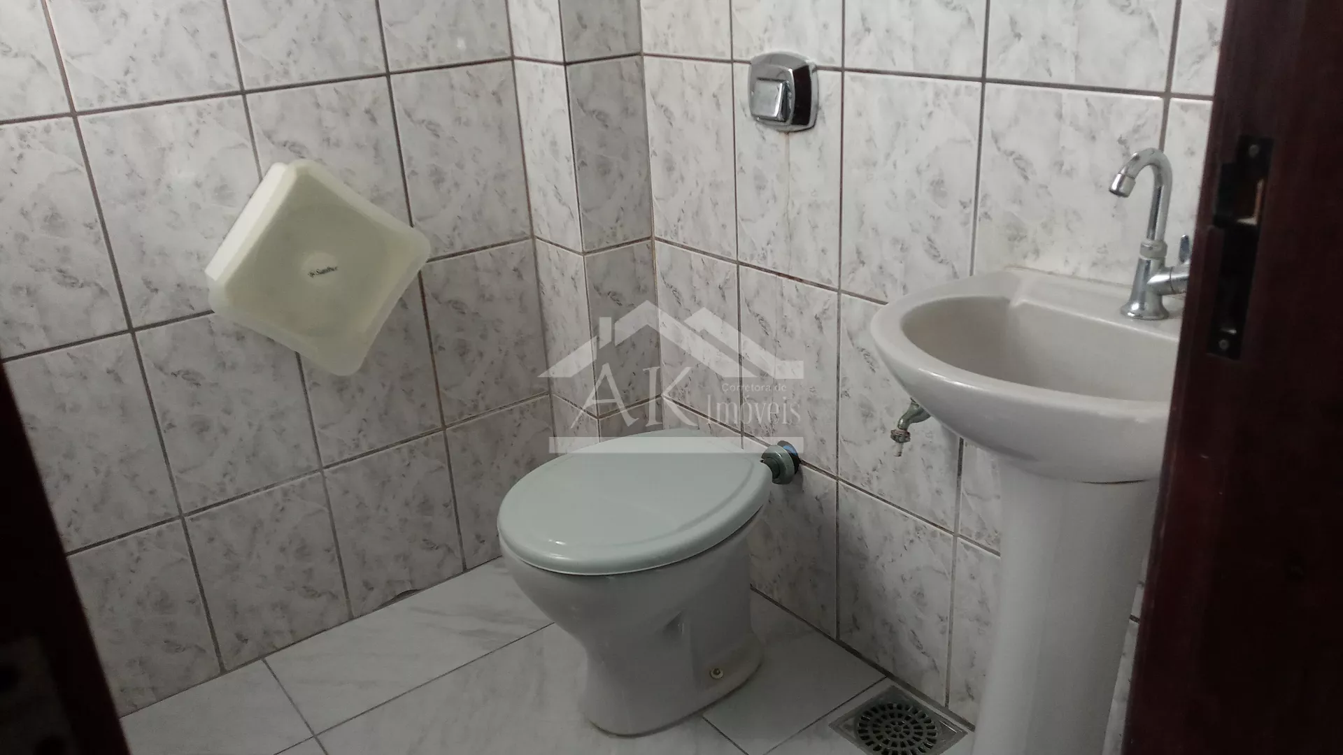 Excelente Sala Comercial, localizada no Centro de Picada Café
