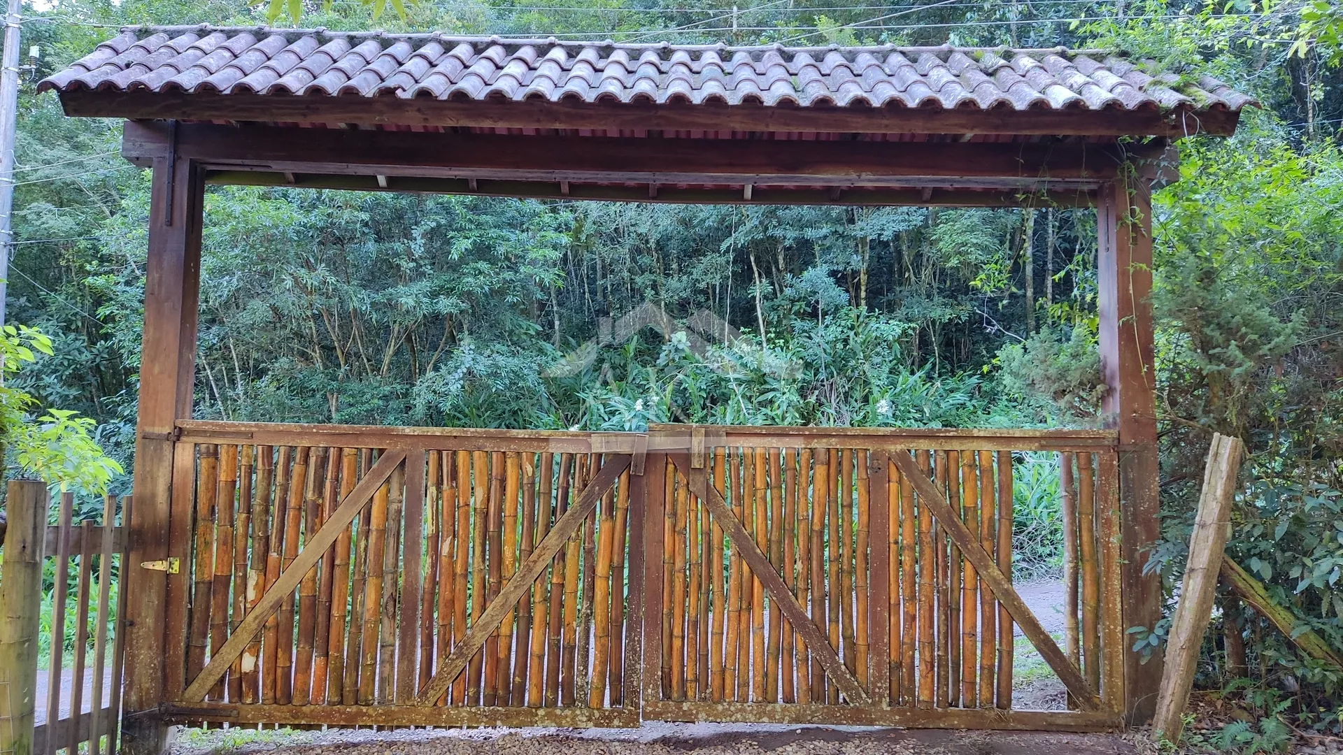 Chácara com fundos para arroio à venda em Picada Café na Serra Gaúcha