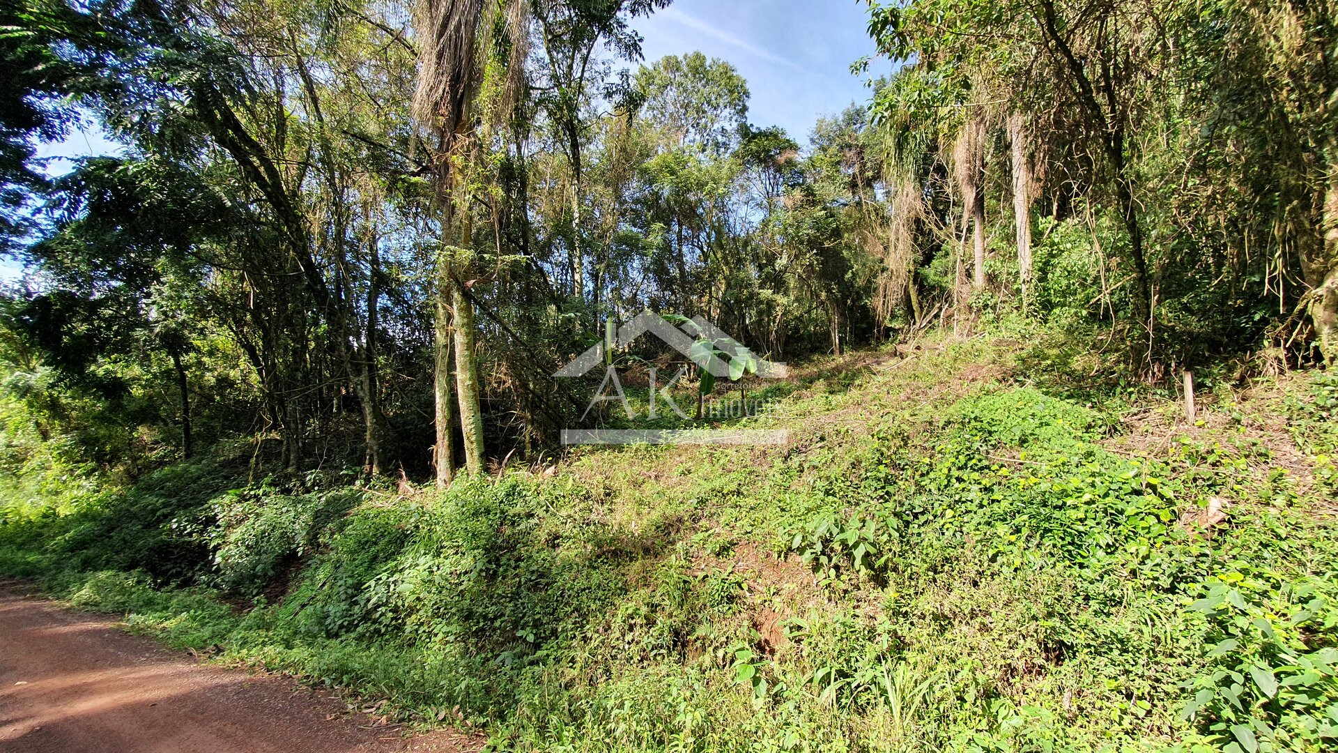 Belo terreno com vertente à venda na cidade de Morro Reuter-RS