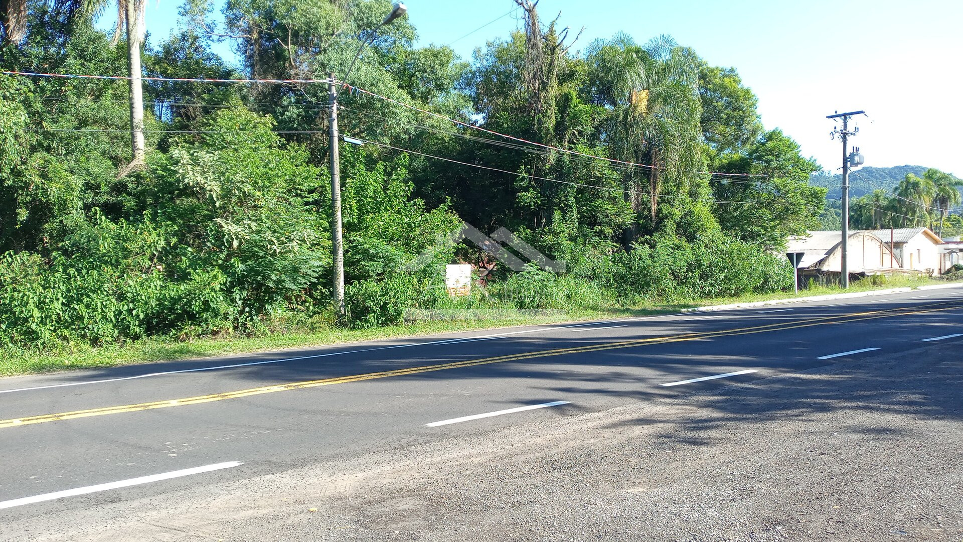 Amplo terreno com frente para a BR 116 à venda em Picada Café na Serra Gaúcha