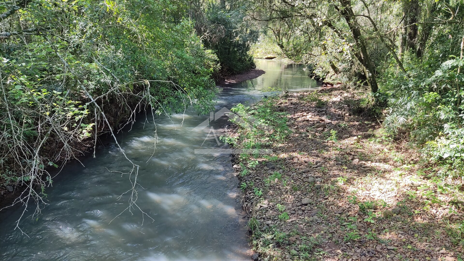 Terreno com frente para BR 116 e fundos para arroio a venda em Picada Café na Serra Gaúcha