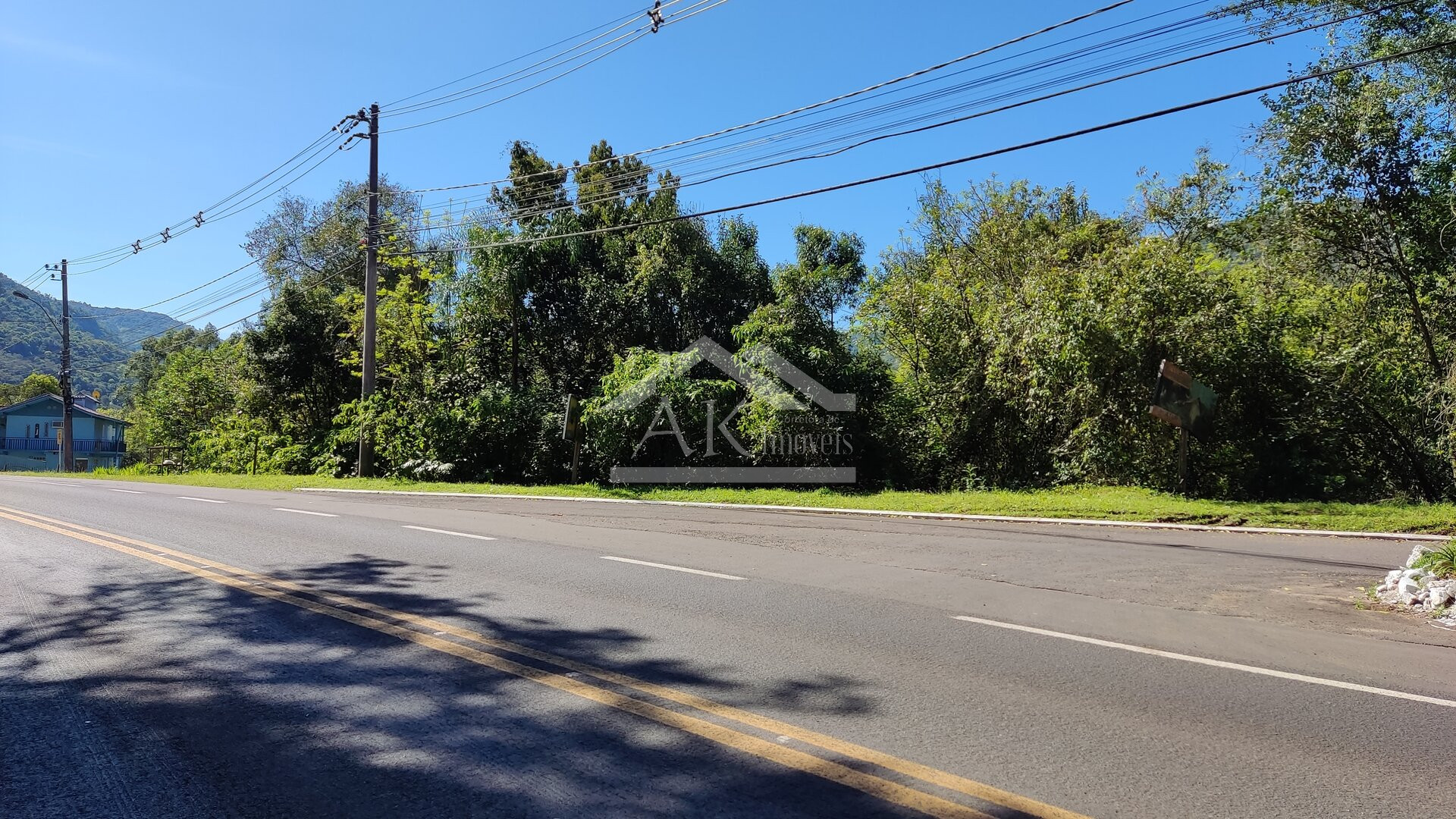 Terreno com frente para BR 116 e fundos para arroio a venda em Picada Café na Serra Gaúcha