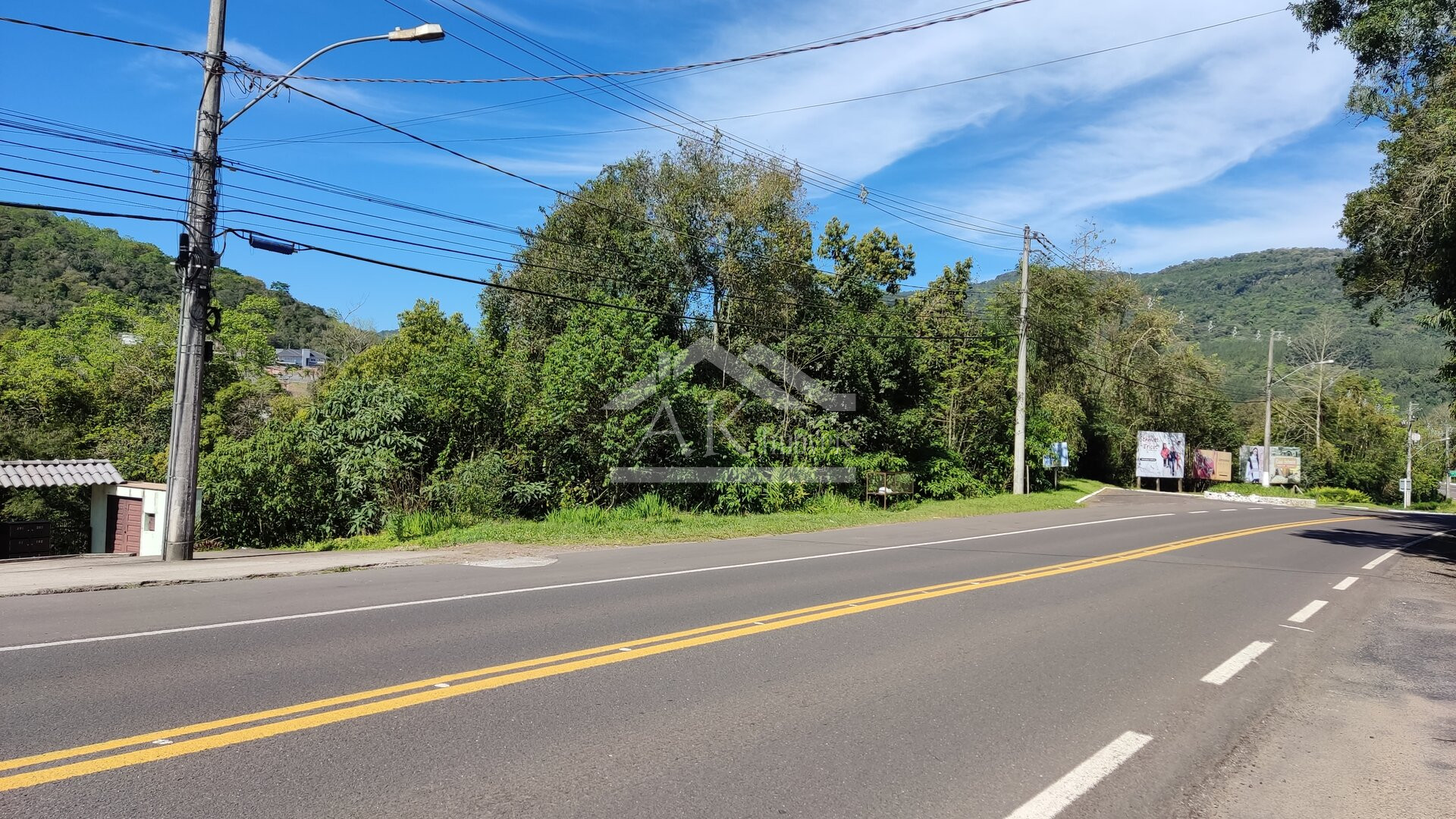 Terreno com frente para BR 116 e fundos para arroio a venda em Picada Café na Serra Gaúcha