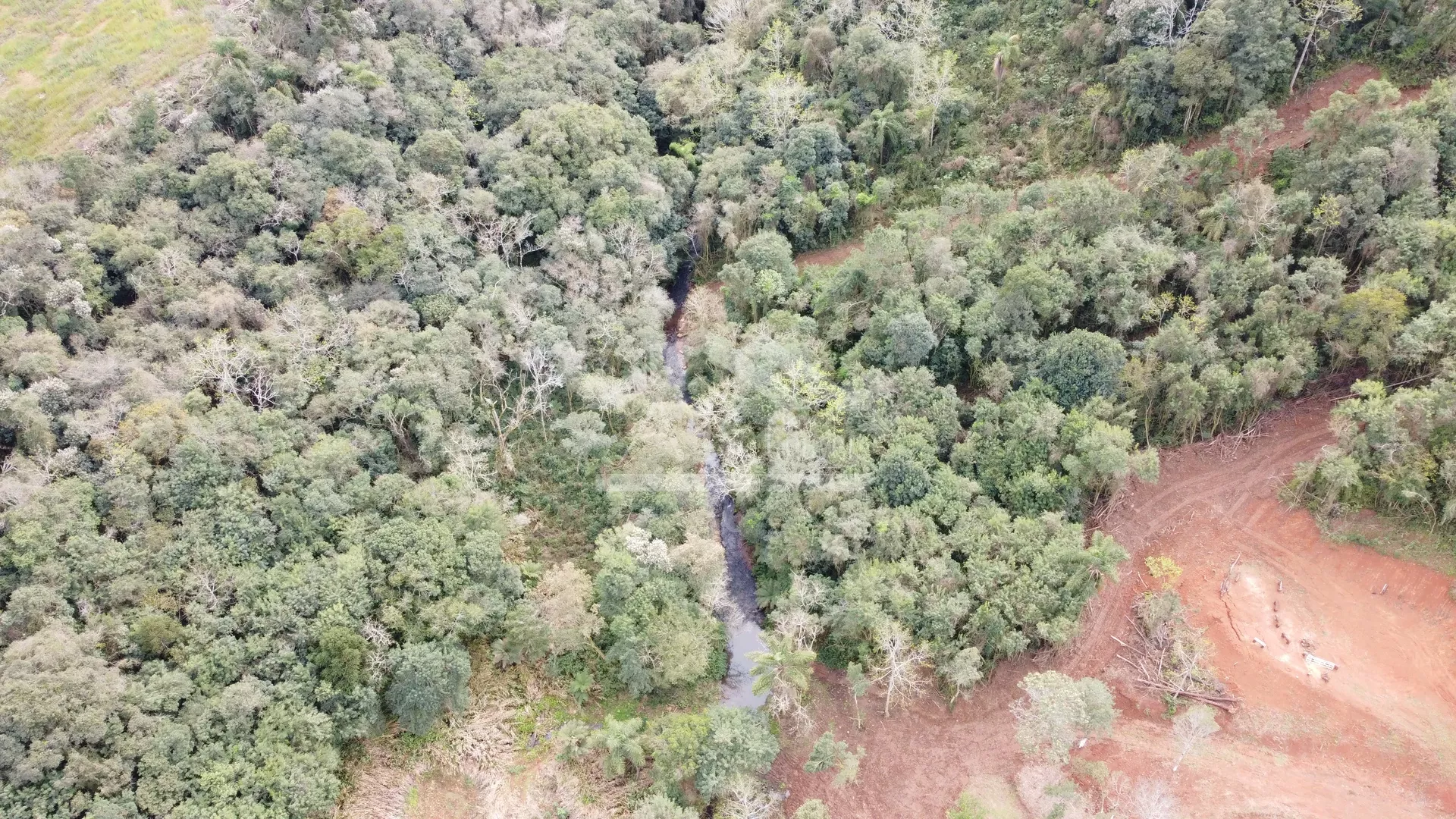 Área de terra com riacho à venda em Santa Maria do Herval