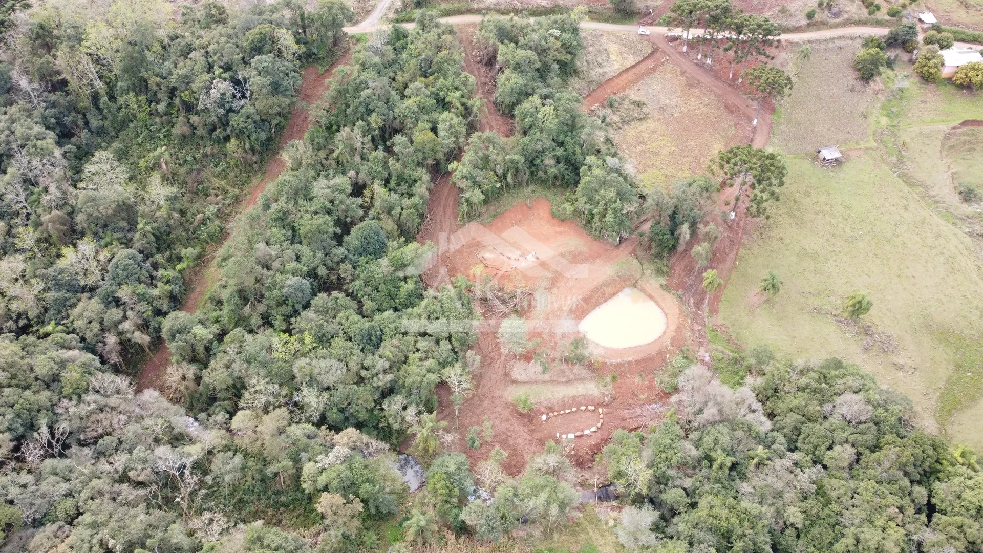 Área de terra com riacho à venda em Santa Maria do Herval