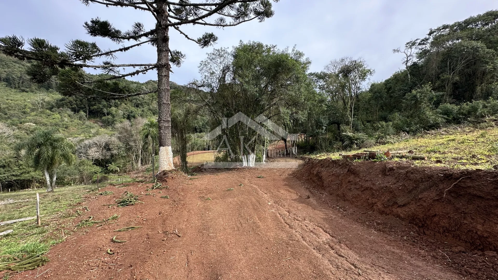 Área de terra com riacho à venda em Santa Maria do Herval