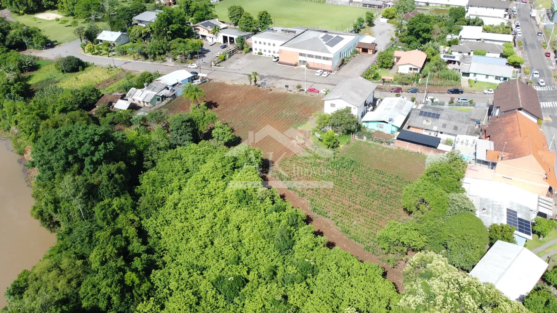 Amplo terreno comercial à venda no centro de Picada Café na Serra Gaúcha