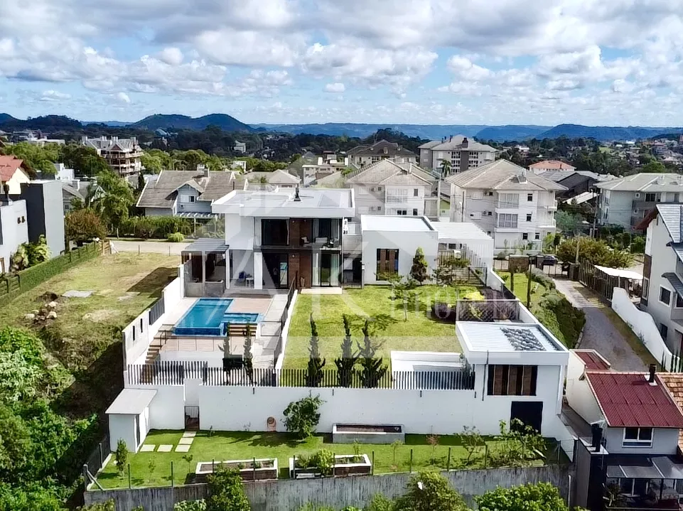 Casa de alto padrão com suíte, piscina e vista, à venda em Nova Petrópolis na Serra Gaúcha