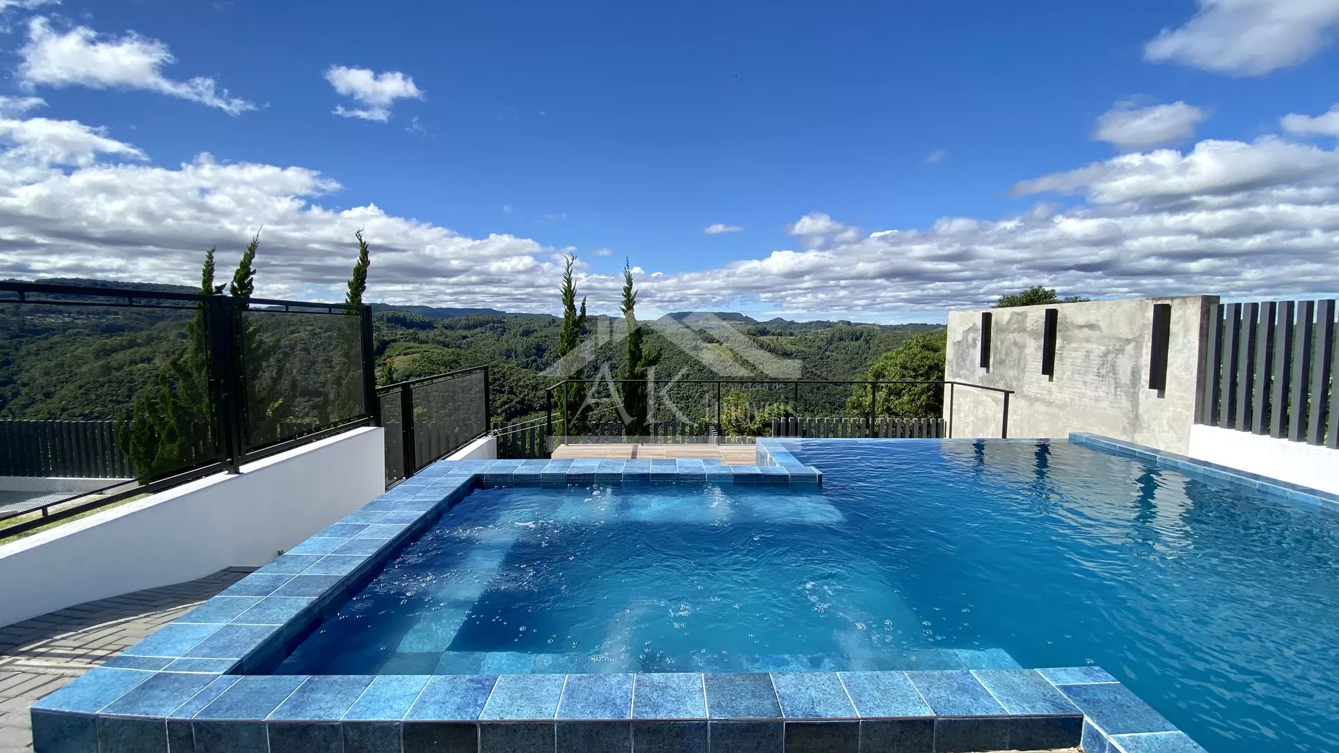 Casa de alto padrão com suíte, piscina e vista, à venda em Nova Petrópolis na Serra Gaúcha