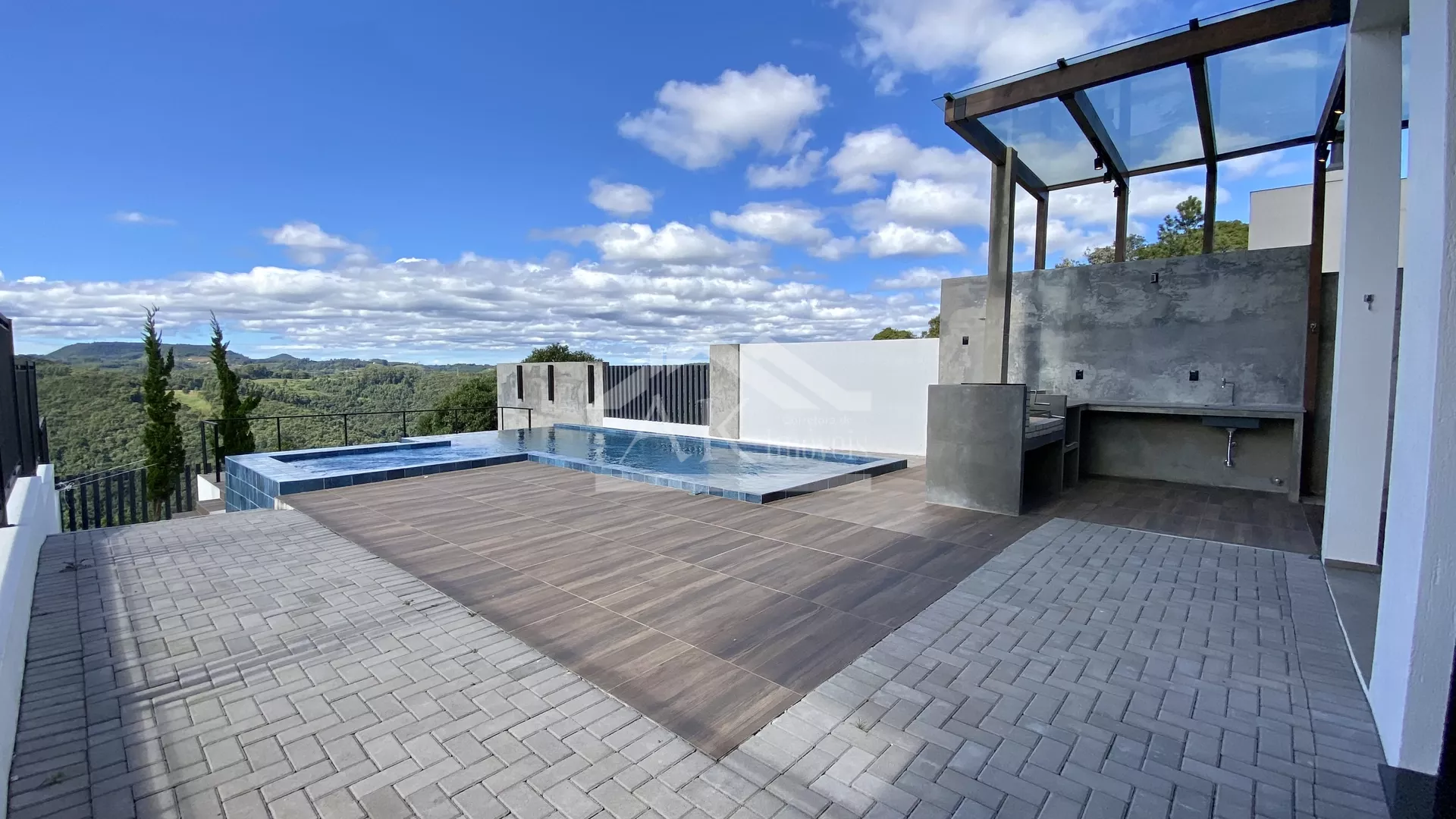 Casa de alto padrão com suíte, piscina e vista, à venda em Nova Petrópolis na Serra Gaúcha