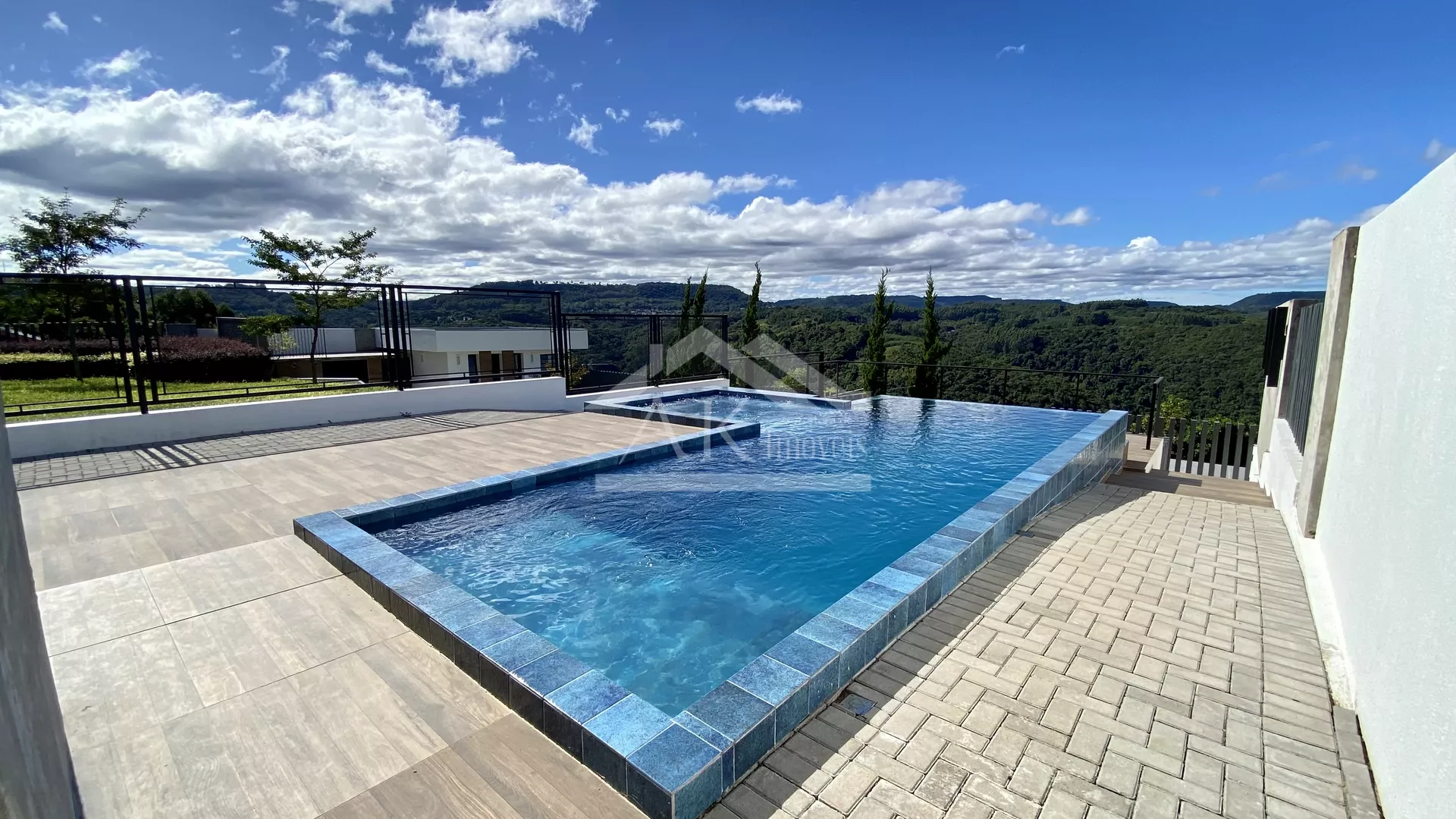Casa de alto padrão com suíte, piscina e vista, à venda em Nova Petrópolis na Serra Gaúcha