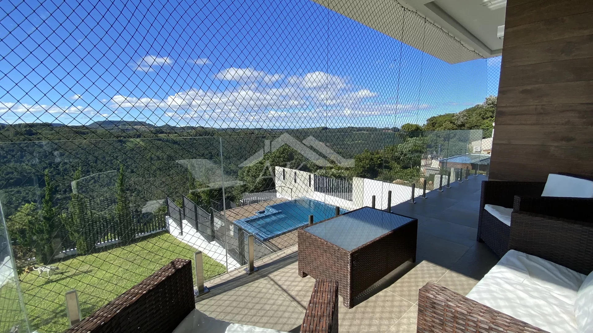 Casa de alto padrão com suíte, piscina e vista, à venda em Nova Petrópolis na Serra Gaúcha