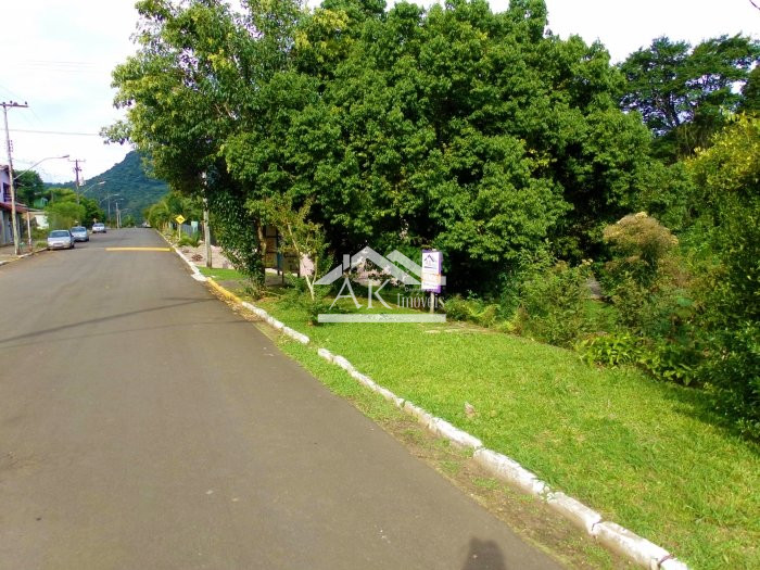 Terreno com declive a venda em ótimo bairro de Picada Café, na Serra Gaúcha