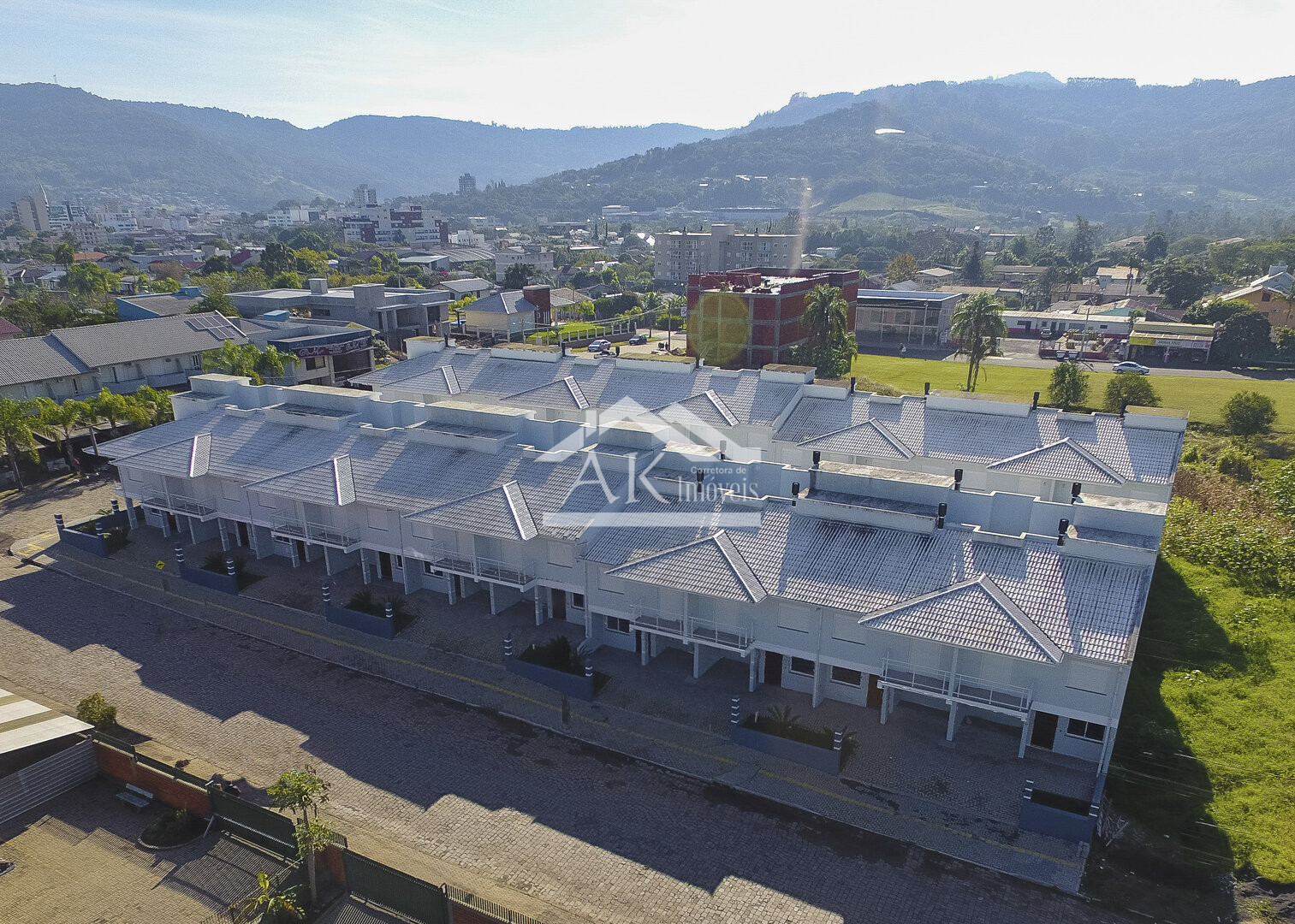 Sobrados novos com dois quartos em ótima localização à venda em Feliz-RS