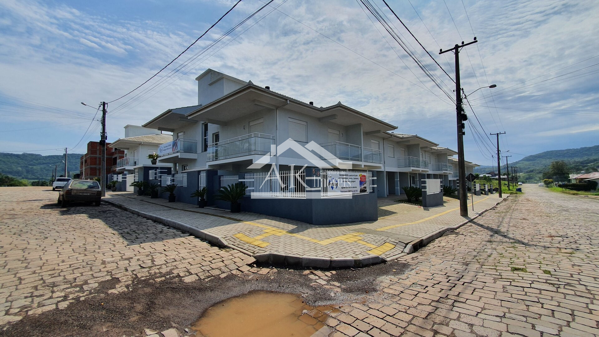 Sobrados novos com dois quartos em ótima localização à venda em Feliz-RS