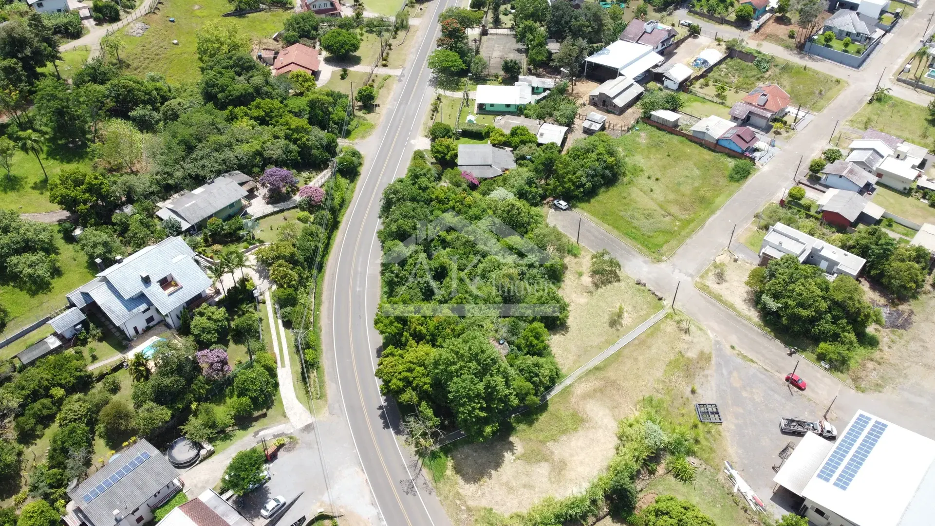 Área comercial às margens da BR 116 em Picada Café na Serra Gaúcha
