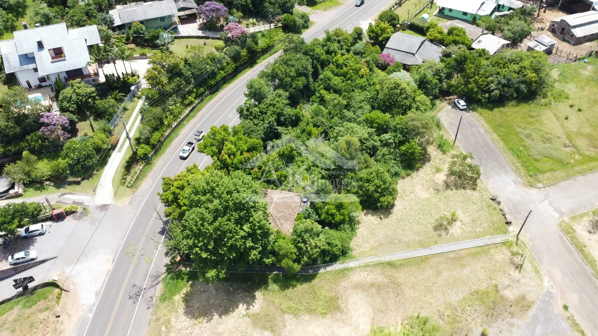 Área comercial às margens da BR 116 em Picada Café na Serra Gaúcha