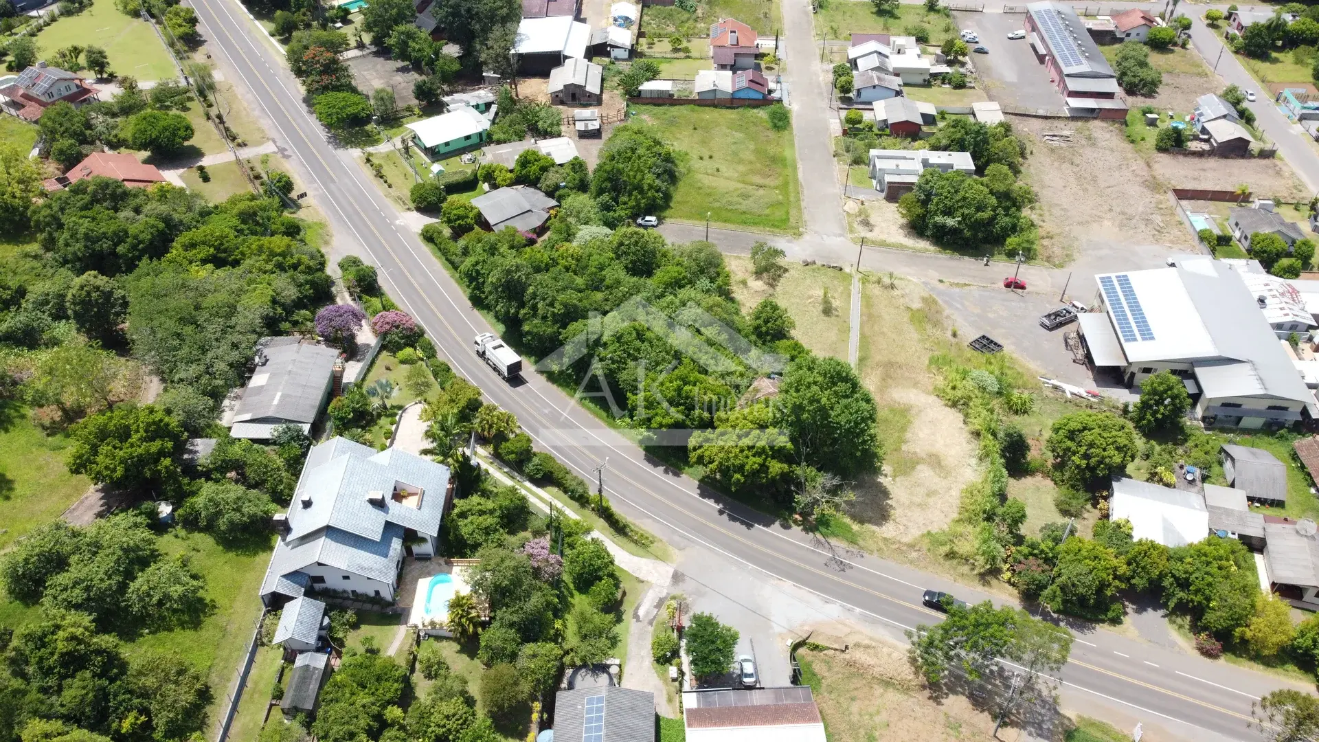 Área comercial às margens da BR 116 em Picada Café na Serra Gaúcha