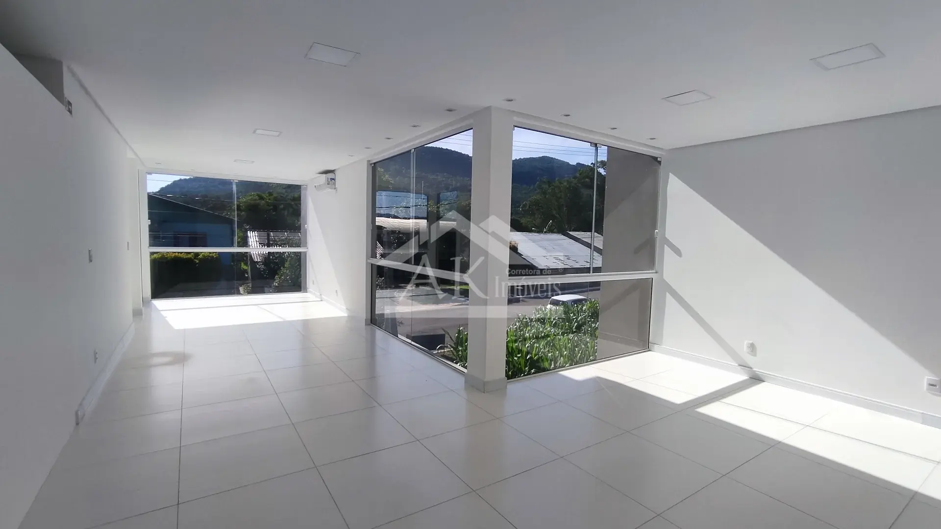 Ampla sala comercial para locação no bairro Joaneta, em Picada Café, na Serra Gaúcha