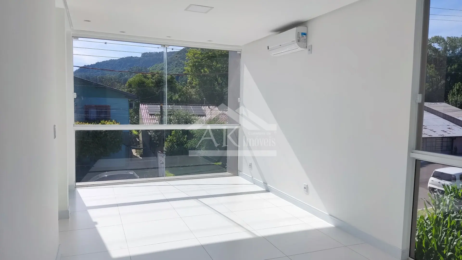 Ampla sala comercial para locação no bairro Joaneta, em Picada Café, na Serra Gaúcha