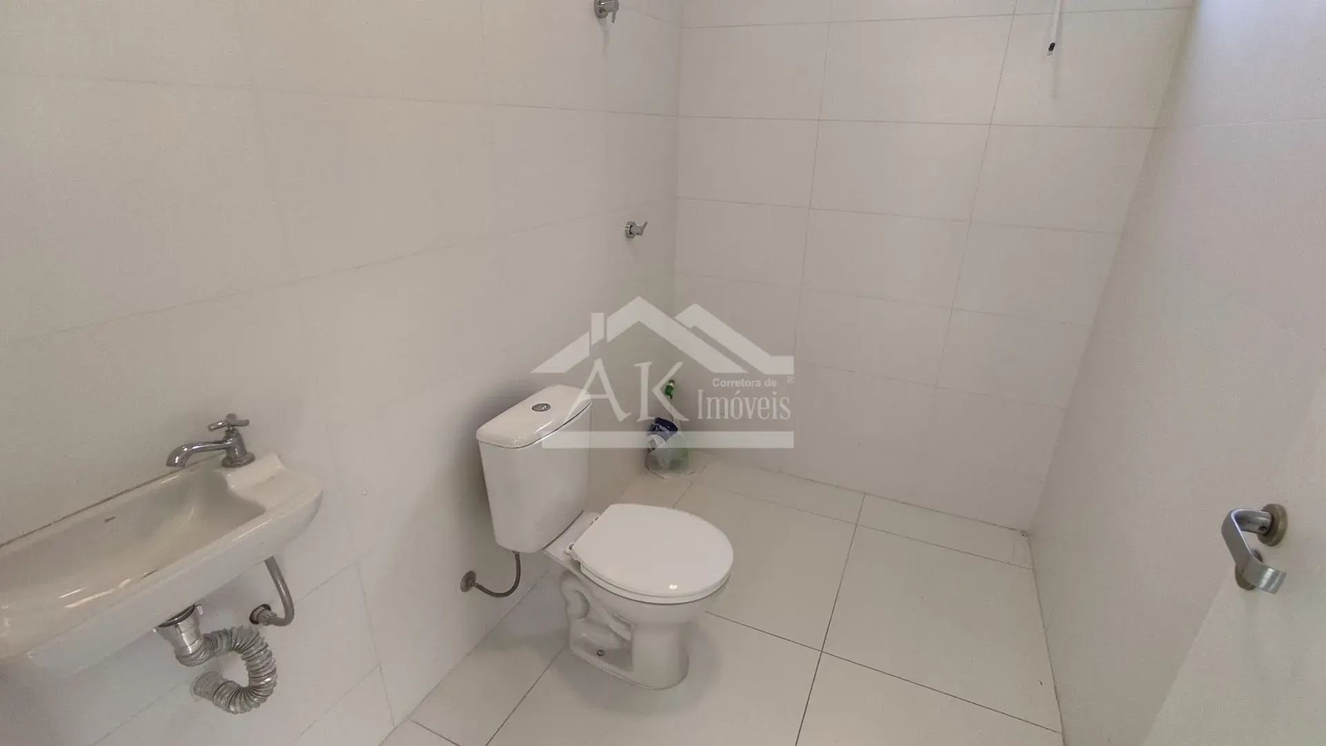 Ampla sala comercial para locação no bairro Joaneta, em Picada Café, na Serra Gaúcha