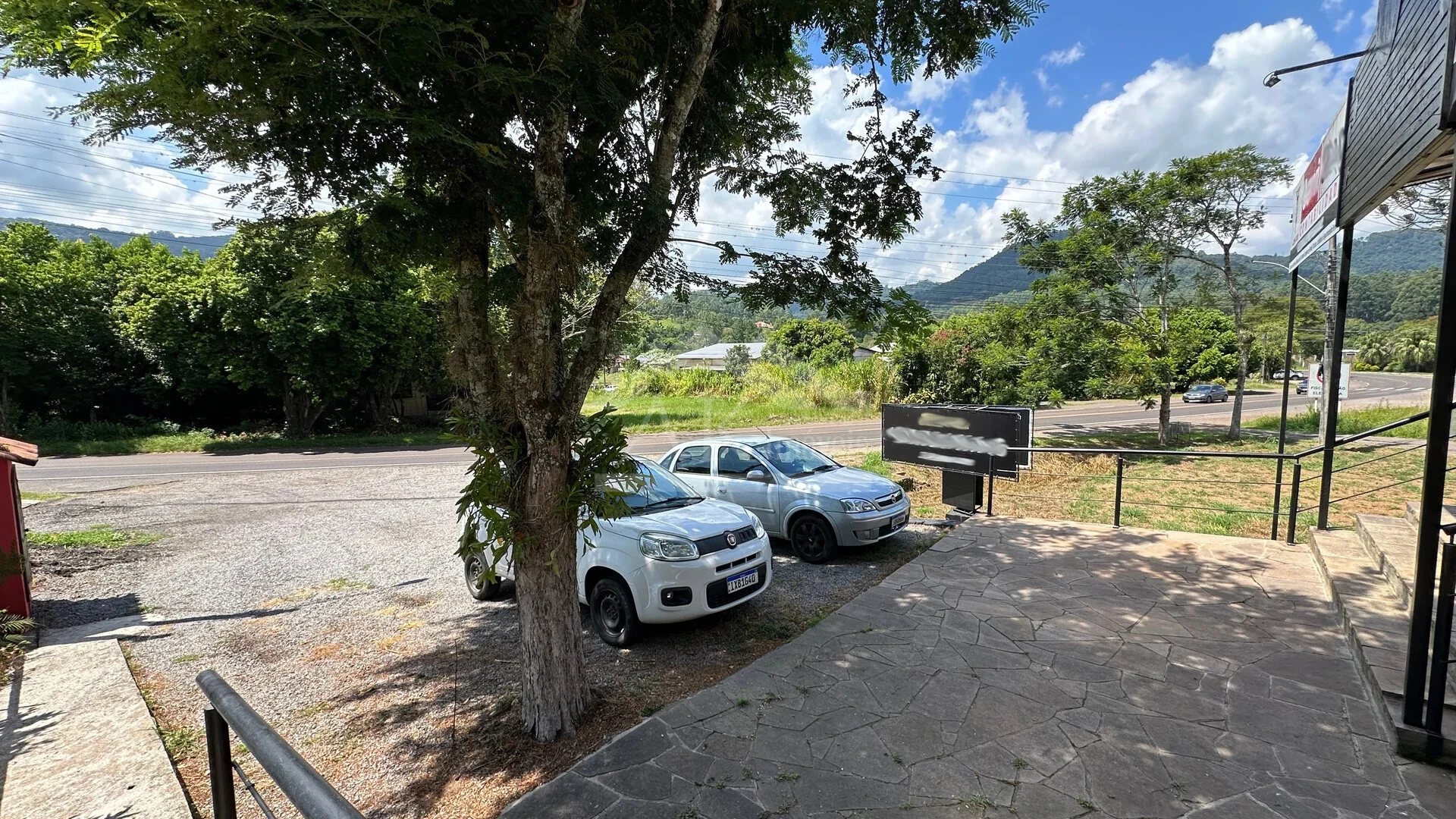 Prédio comercial à vendas às margens da BR 116 em Picada Café, na Serra Gaúcha