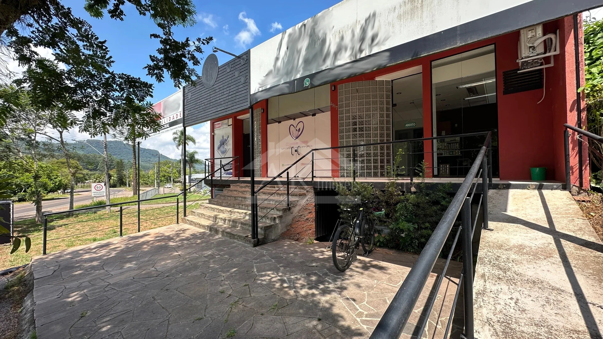 Prédio comercial à vendas às margens da BR 116 em Picada Café, na Serra Gaúcha