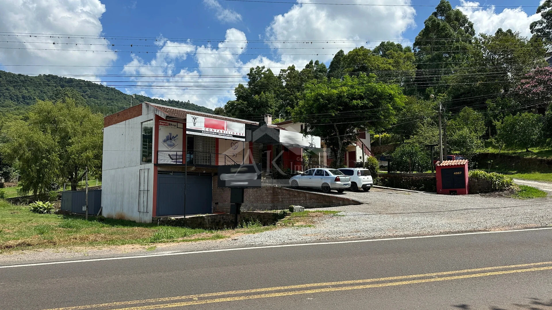 Prédio comercial à vendas às margens da BR 116 em Picada Café, na Serra Gaúcha