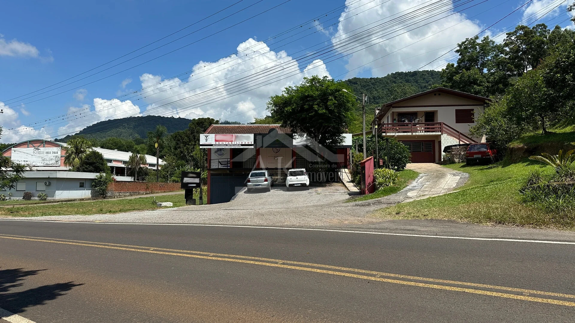 Prédio comercial à vendas às margens da BR 116 em Picada Café, na Serra Gaúcha