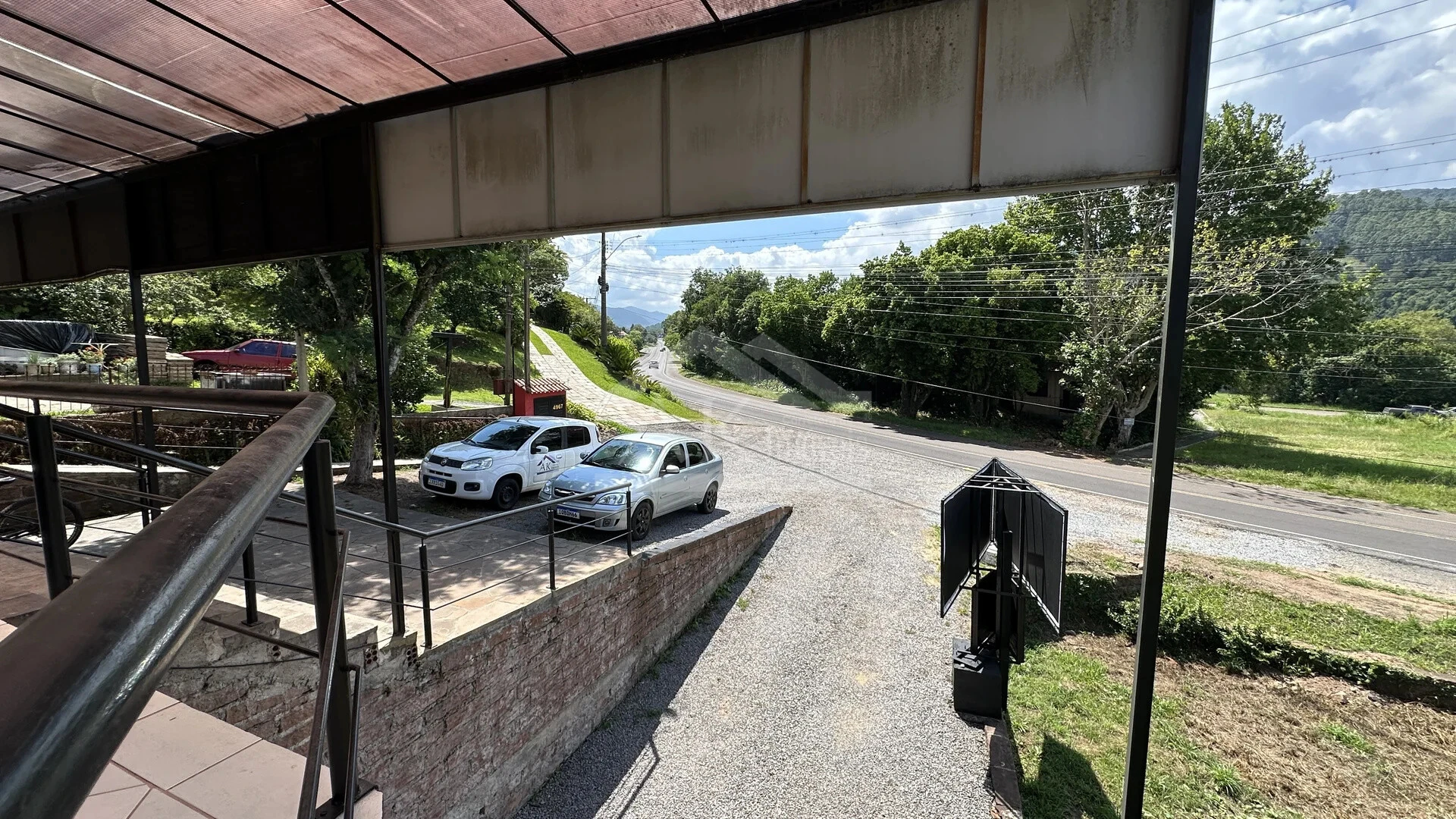 Prédio comercial à vendas às margens da BR 116 em Picada Café, na Serra Gaúcha