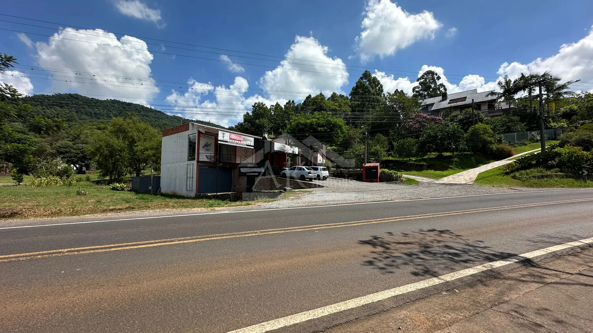 Prédio comercial à vendas às margens da BR 116 em Picada Café, na Serra Gaúcha