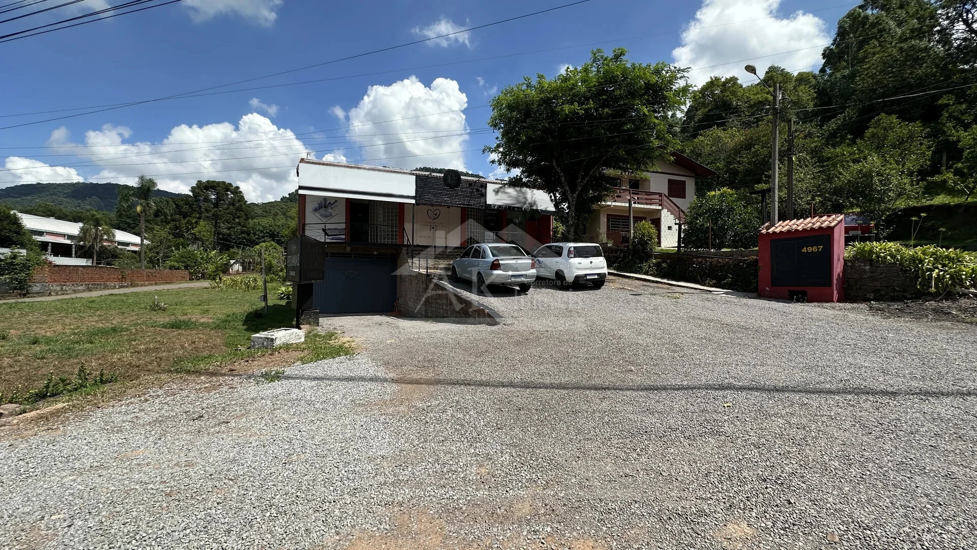 Prédio comercial à vendas às margens da BR 116 em Picada Café, na Serra Gaúcha