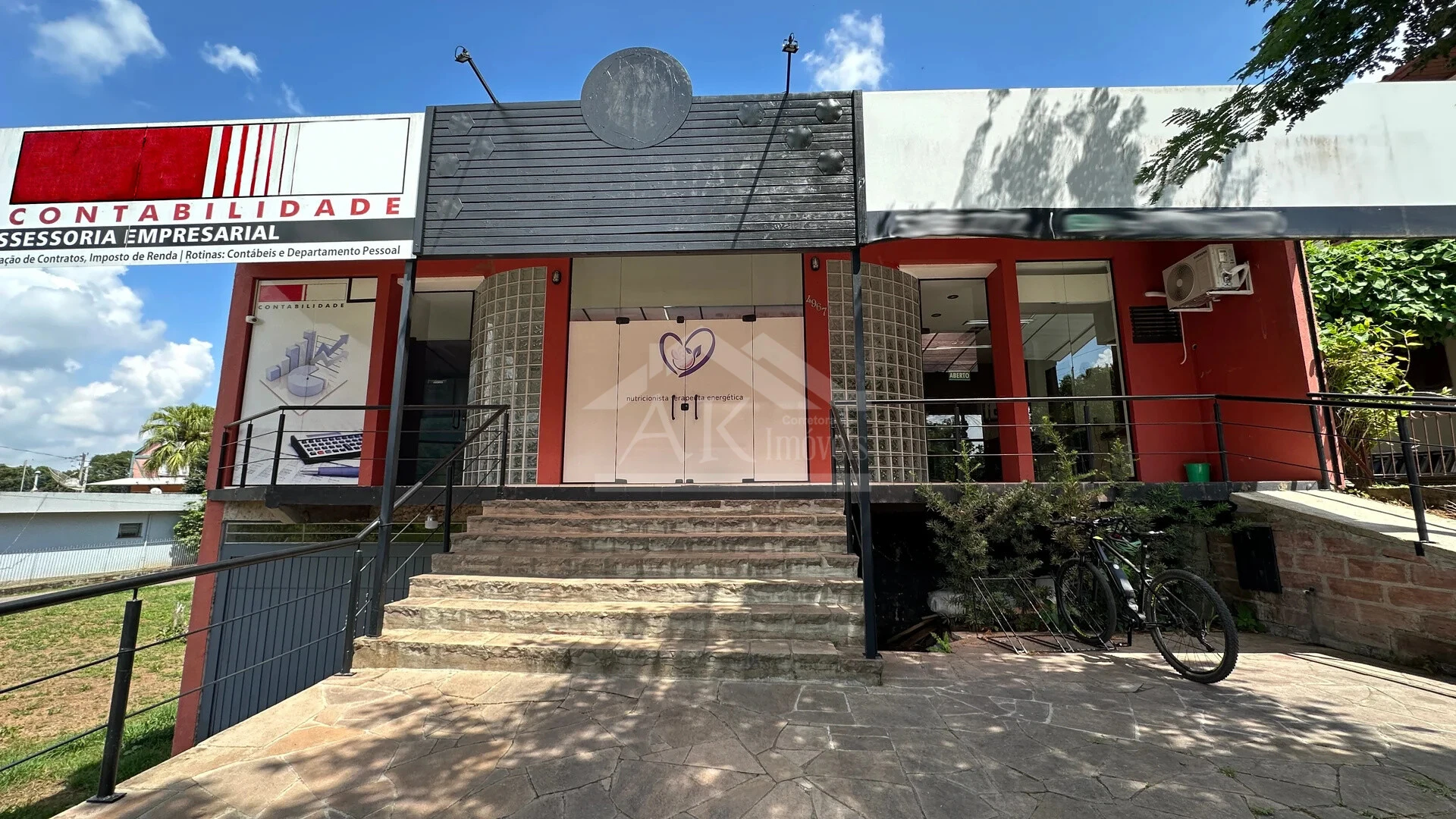 Prédio comercial à vendas às margens da BR 116 em Picada Café, na Serra Gaúcha