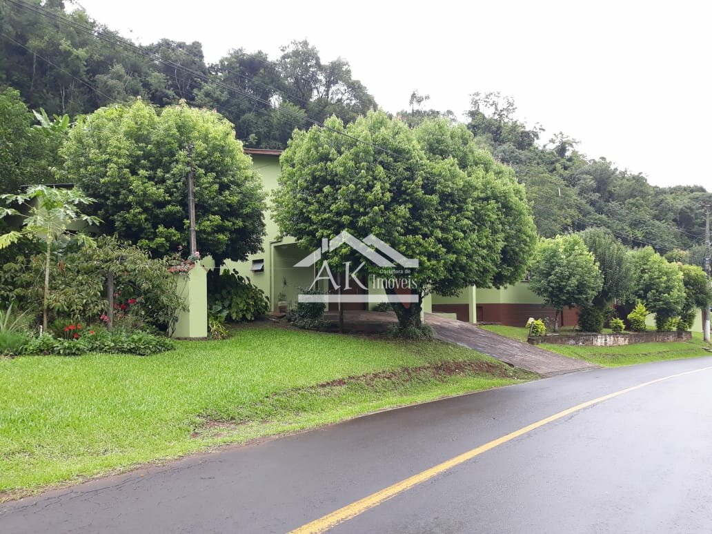 Duas casas em amplo terreno à venda em Picada Café, na Serra Gaúcha.