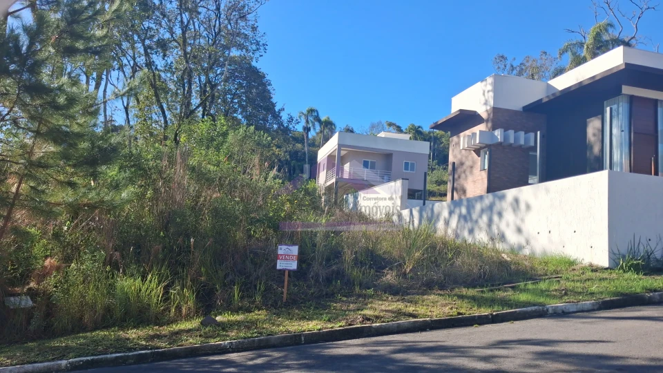 Terreno arborizado a venda em loteamento central de Picada Café, na Serra Gaúcha