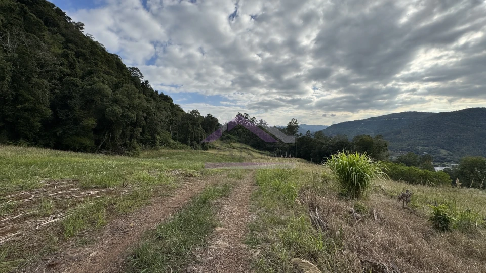 Área de terra com vista e açude à venda em Picada Café na Serra Gaúcha