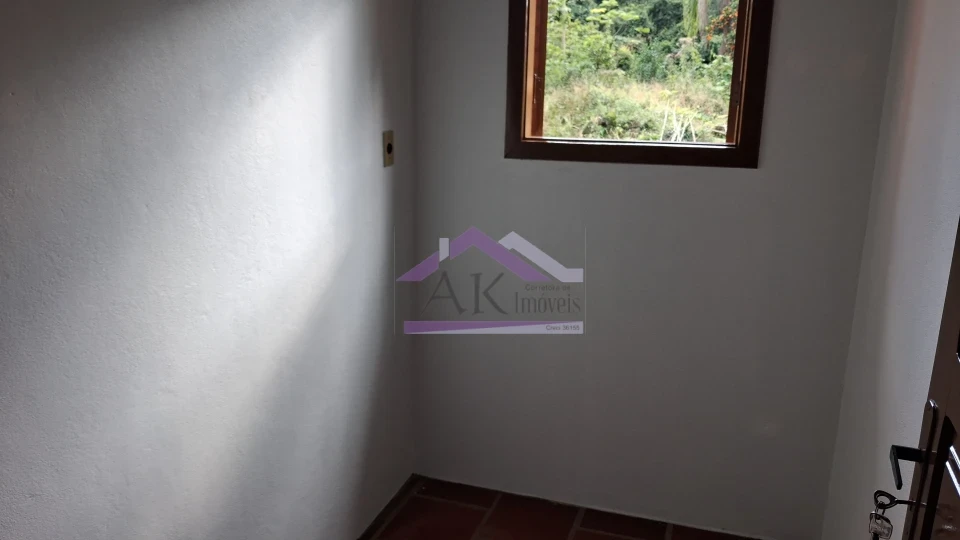 Casa com 3 quartos para locação, localizada as margens da BR-116, em Picada Café, na Serra Gaúcha