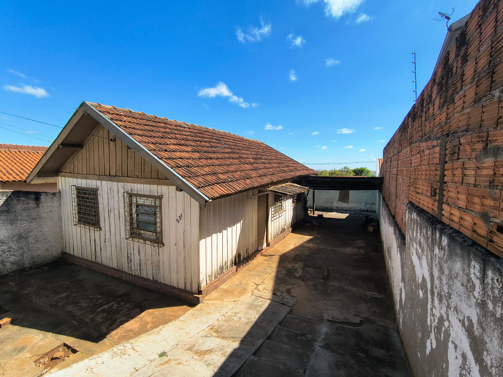 DUAS CASAS NO MESMO TERRENO