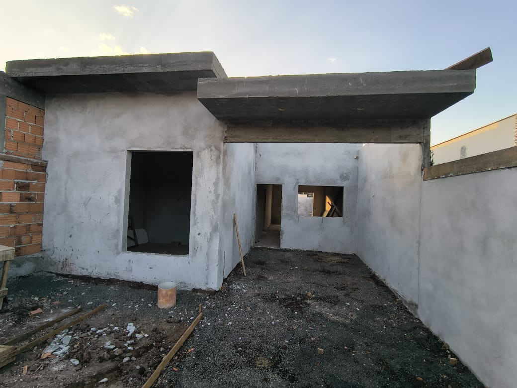 CASA EM CONSTRUÇÃO NO CENTRO