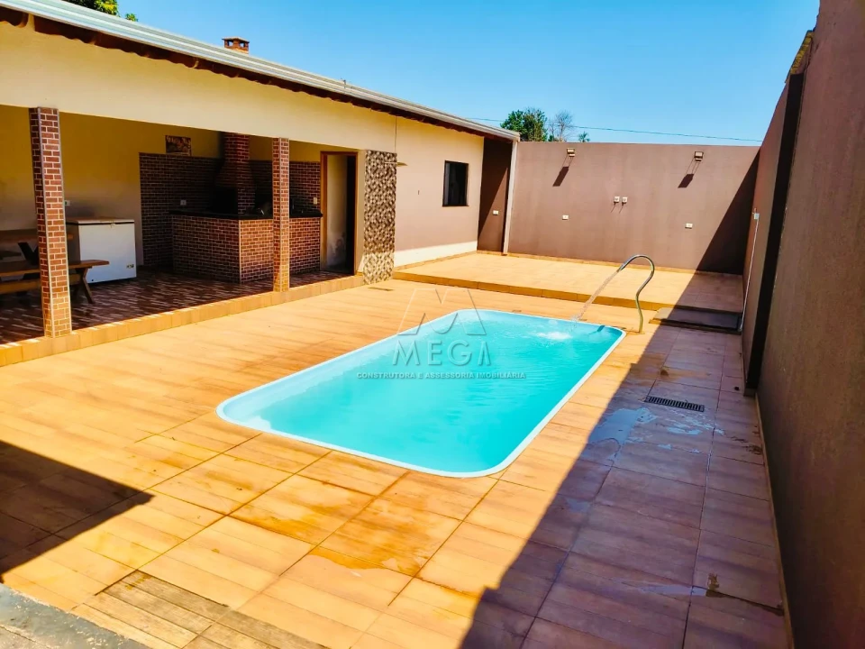 Casa com piscina no Balneário Tibagi