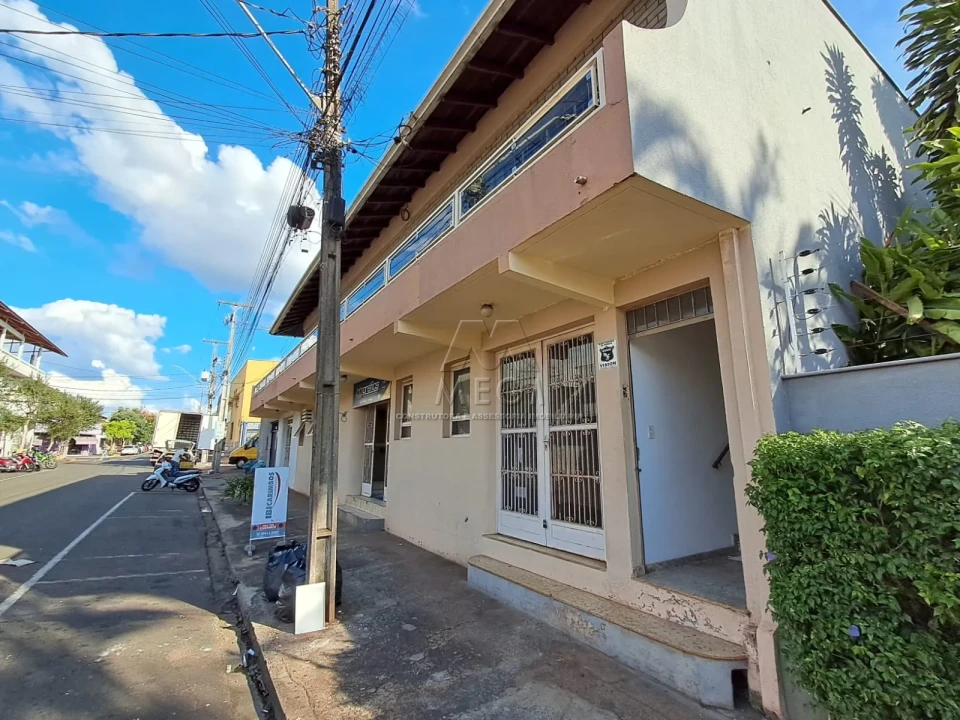 Apartamento sobre loja no centro.