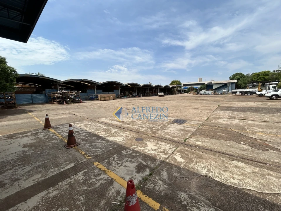 Terreno para a construção de barracões ou para grandes empresas com três frentes