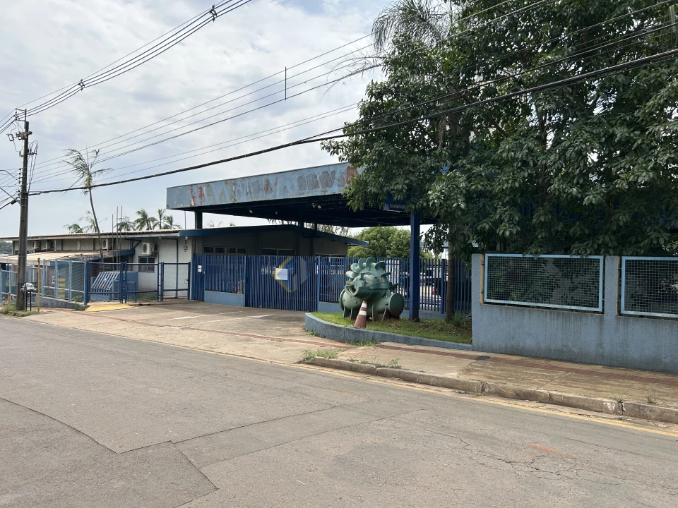 Terreno para a construção de barracões ou para grandes empresas com três frentes